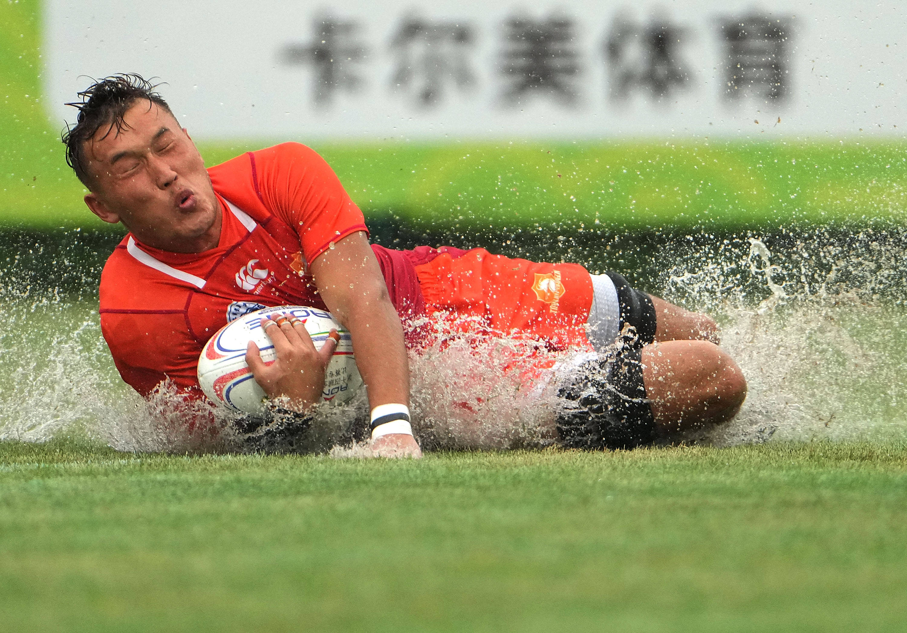 华体会hth-橄榄球球员突破自我，表现堪称完美的简单介绍  第2张